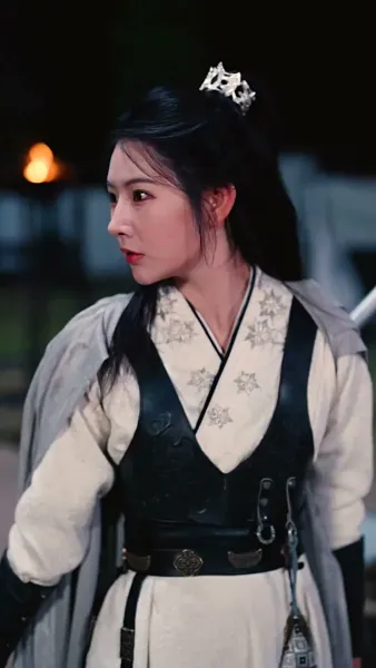 เปลวเทียนสาดส่องอาภรณ์แดง