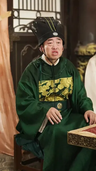 เปลวเทียนสาดส่องอาภรณ์แดง