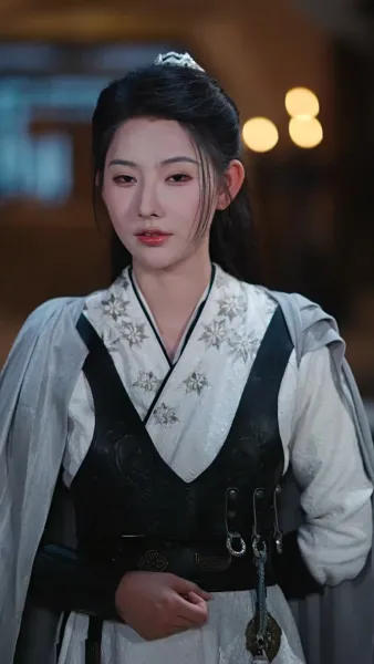 เปลวเทียนสาดส่องอาภรณ์แดง