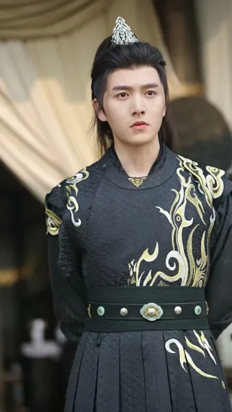 เปลวเทียนสาดส่องอาภรณ์แดง