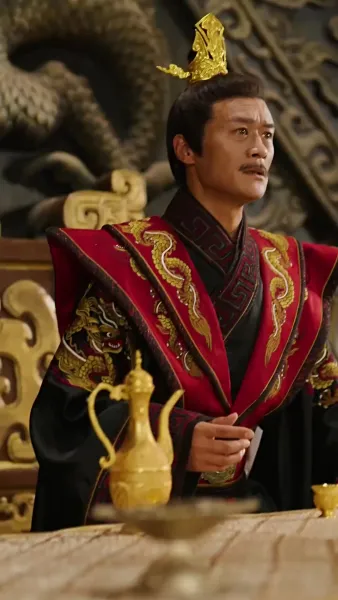 เปลวเทียนสาดส่องอาภรณ์แดง