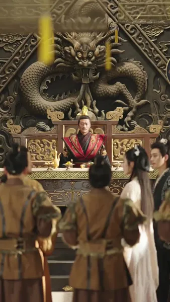 เปลวเทียนสาดส่องอาภรณ์แดง