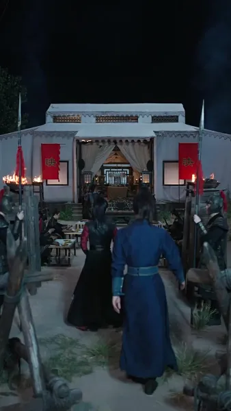 เปลวเทียนสาดส่องอาภรณ์แดง