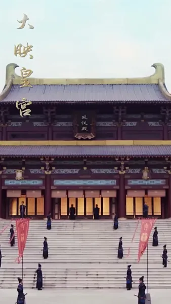 เปลวเทียนสาดส่องอาภรณ์แดง