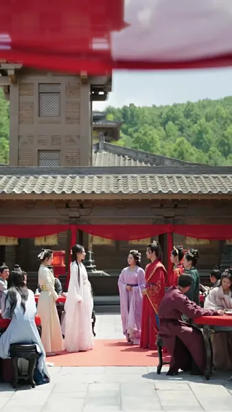 เปลวเทียนสาดส่องอาภรณ์แดง