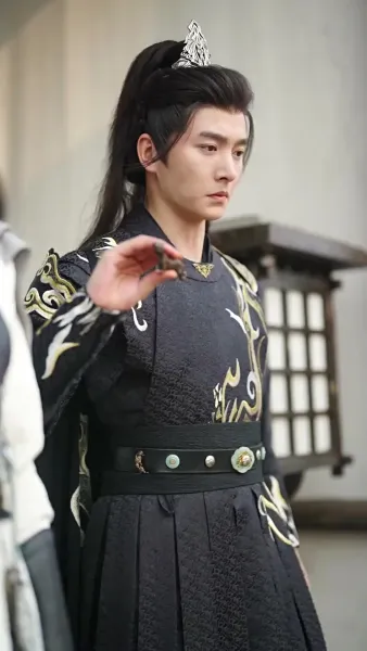 เปลวเทียนสาดส่องอาภรณ์แดง