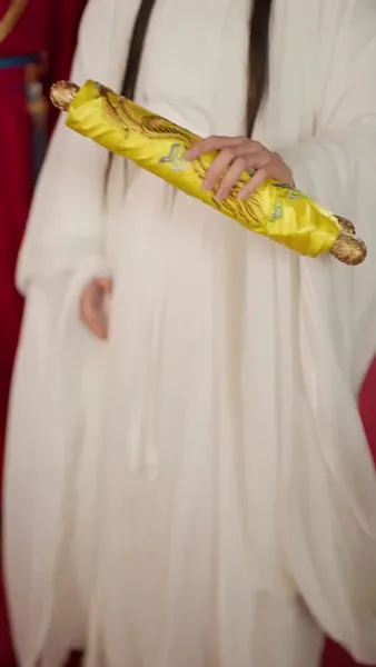 เปลวเทียนสาดส่องอาภรณ์แดง