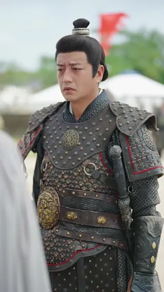 เปลวเทียนสาดส่องอาภรณ์แดง