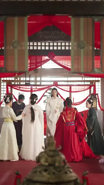 เปลวเทียนสาดส่องอาภรณ์แดง