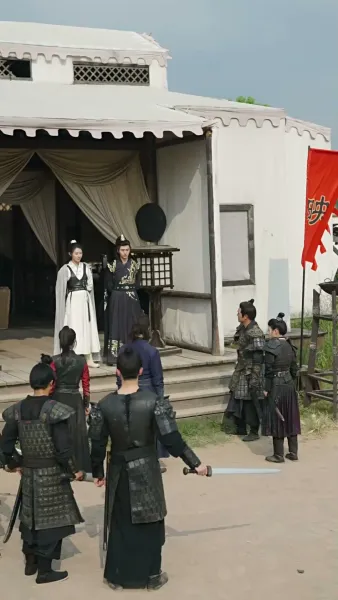 เปลวเทียนสาดส่องอาภรณ์แดง