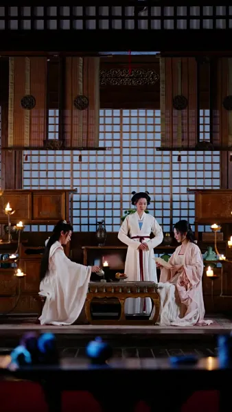 เปลวเทียนสาดส่องอาภรณ์แดง