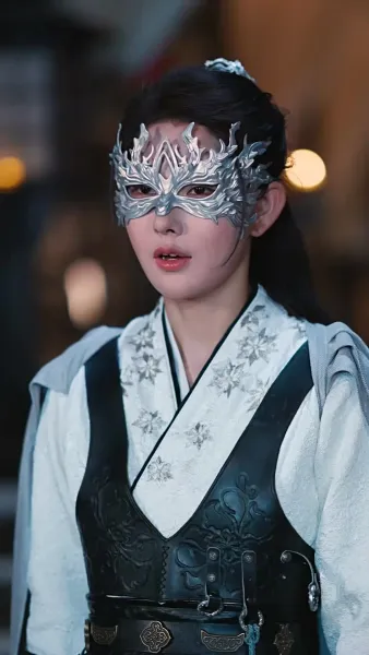 เปลวเทียนสาดส่องอาภรณ์แดง