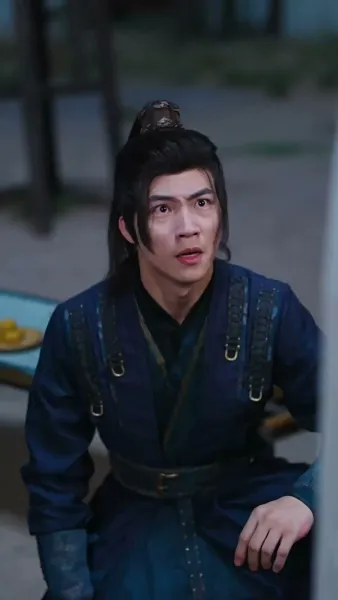 เปลวเทียนสาดส่องอาภรณ์แดง