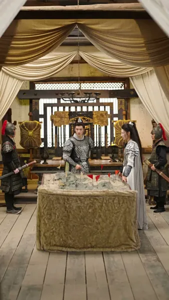 เปลวเทียนสาดส่องอาภรณ์แดง