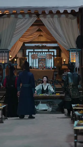 เปลวเทียนสาดส่องอาภรณ์แดง