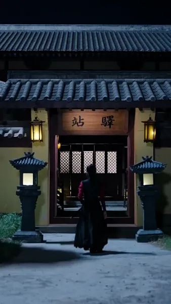 เปลวเทียนสาดส่องอาภรณ์แดง