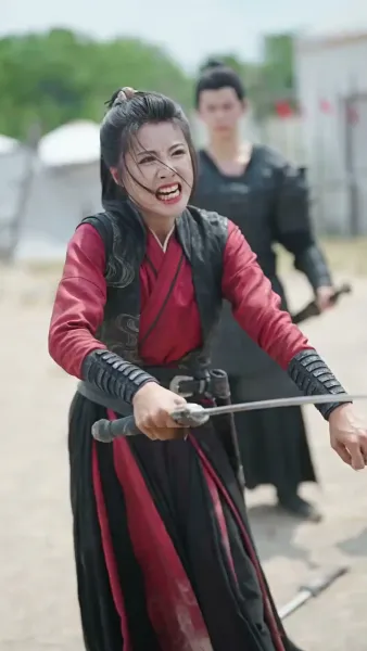 เปลวเทียนสาดส่องอาภรณ์แดง