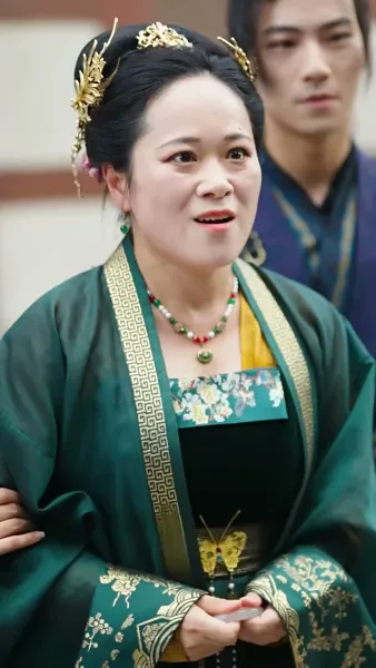 เปลวเทียนสาดส่องอาภรณ์แดง