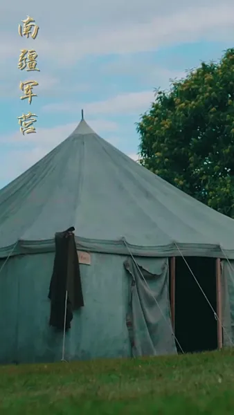 เปลวเทียนสาดส่องอาภรณ์แดง