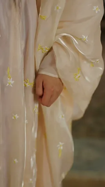 เปลวเทียนสาดส่องอาภรณ์แดง