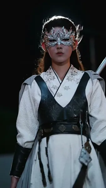 เปลวเทียนสาดส่องอาภรณ์แดง