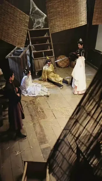 ทั้งวังแอบฟังหัวใจฉันถูกไล่ล่ารัก