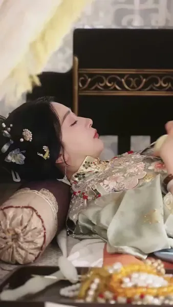 ทั้งวังแอบฟังหัวใจฉันถูกไล่ล่ารัก