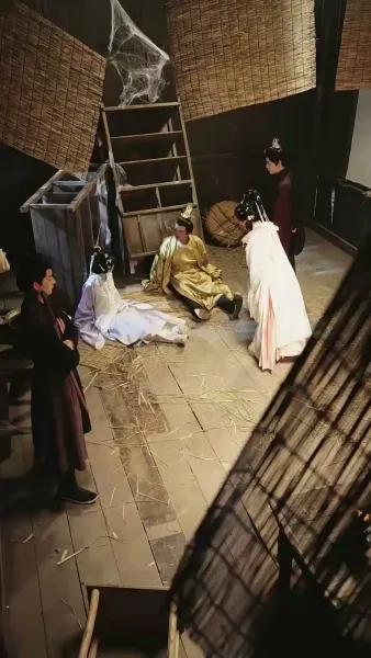 ทั้งวังแอบฟังหัวใจฉันถูกไล่ล่ารัก