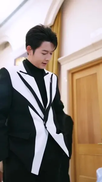 ลูกเป็ดขี้เหร่! ตัวประกอบไร้ชื่อ! แต่เหล่าบอสกลับแย่งกันพาเธอกลับบ้าน!