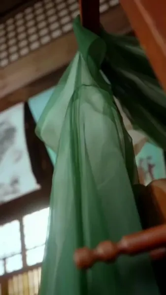 เดินเคียงข้างเธอ