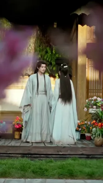 เดินเคียงข้างเธอ