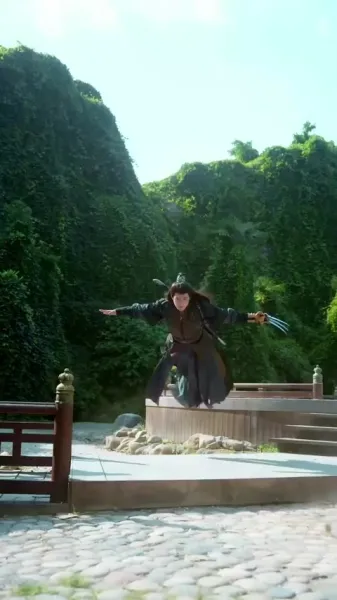 เดินเคียงข้างเธอ