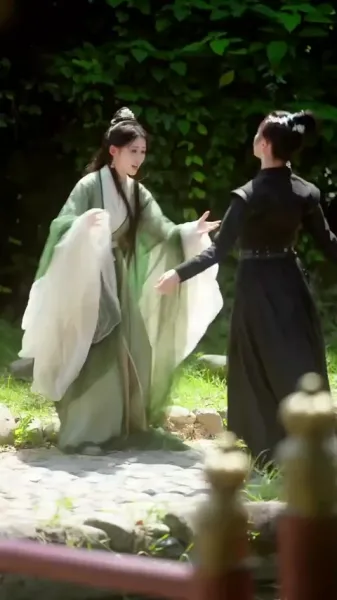 เดินเคียงข้างเธอ