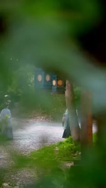 เดินเคียงข้างเธอ