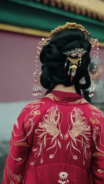 คุกเข่าใต้จันทรา ณ ถนนสิบลี้