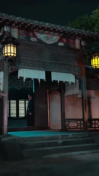 คุกเข่าใต้จันทรา ณ ถนนสิบลี้