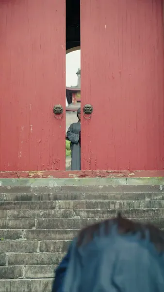 คุกเข่าใต้จันทรา ณ ถนนสิบลี้