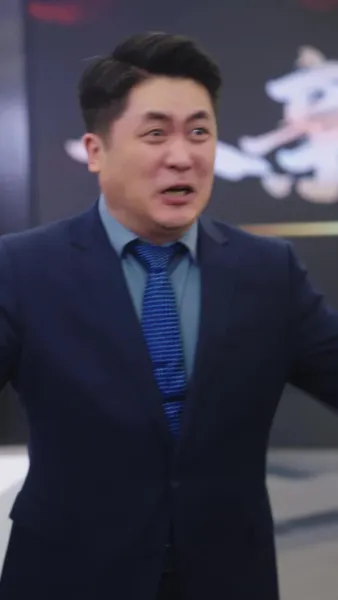 ตระกูลขี้แพ้ x ราชินีเจ๊ใหญ่