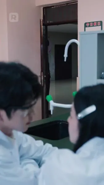 สองชีวิตในวิทยาลัยยอดฝีมือ