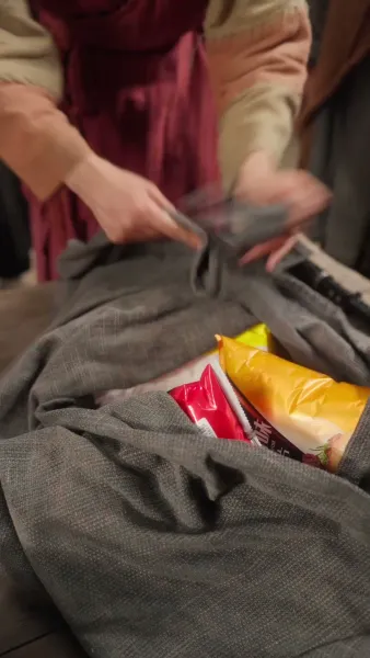 ในสมัยขาดแคลน แม่ข้ามเวลาเลี้ยงลูก