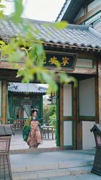 ความลับใต้ชุดบุรุษสู่ความวุ่นวายในจวนอ๋อง