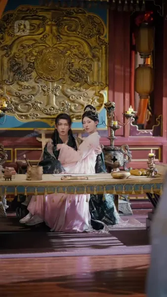 เพลิงแค้นสีชาด: บ่วงรักจักรพรรดิ