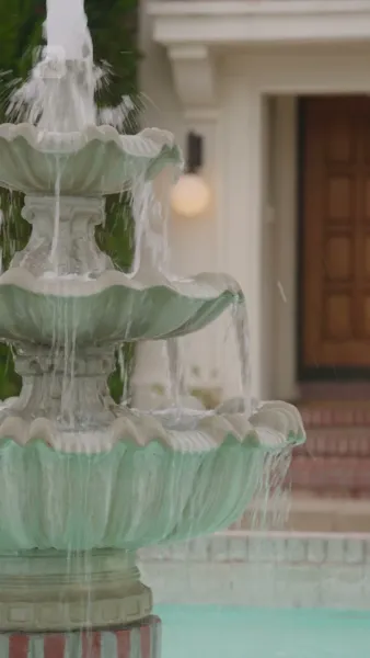 บัลลังก์ไร้น้ำตา