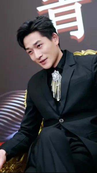  มังกรที่ถูกจองจำโบยบิน