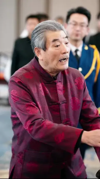  มังกรที่ถูกจองจำโบยบิน