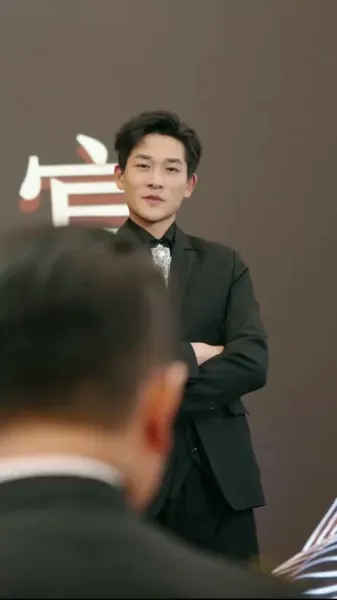  มังกรที่ถูกจองจำโบยบิน