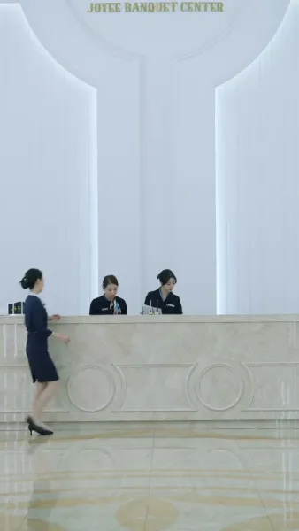 (พากย์เสียง)ลำนำรักเหมันต์, มนตร์รักโรงแรมหรู