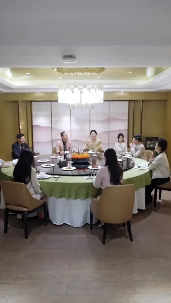 (พากย์เสียง)ลำนำรักเหมันต์, มนตร์รักโรงแรมหรู