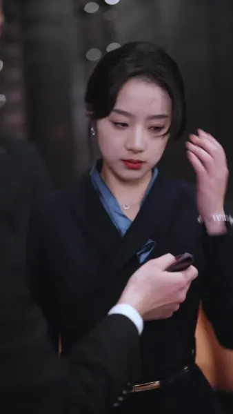 (พากย์เสียง)ลำนำรักเหมันต์, มนตร์รักโรงแรมหรู