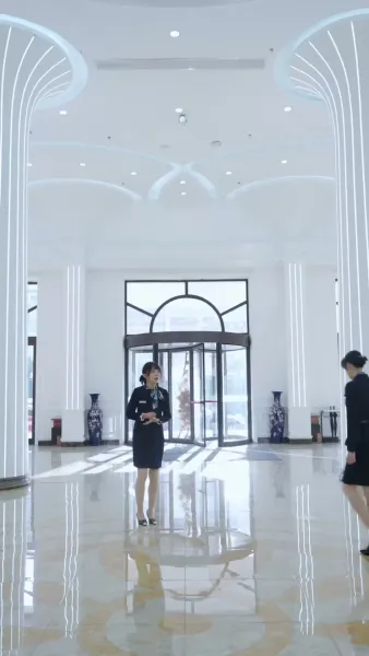 (พากย์เสียง)ลำนำรักเหมันต์, มนตร์รักโรงแรมหรู